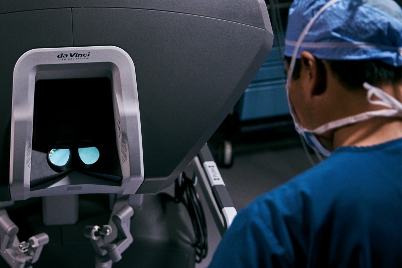 Surgeon viewing the workspace on the surgeon console